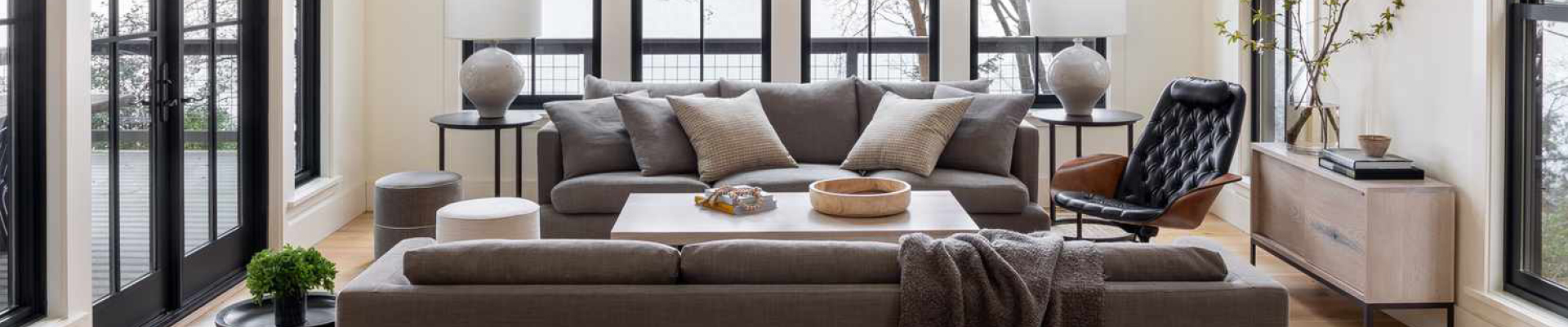 Industrial-Wohnung mit modernen Möbeln und rohen Materialien