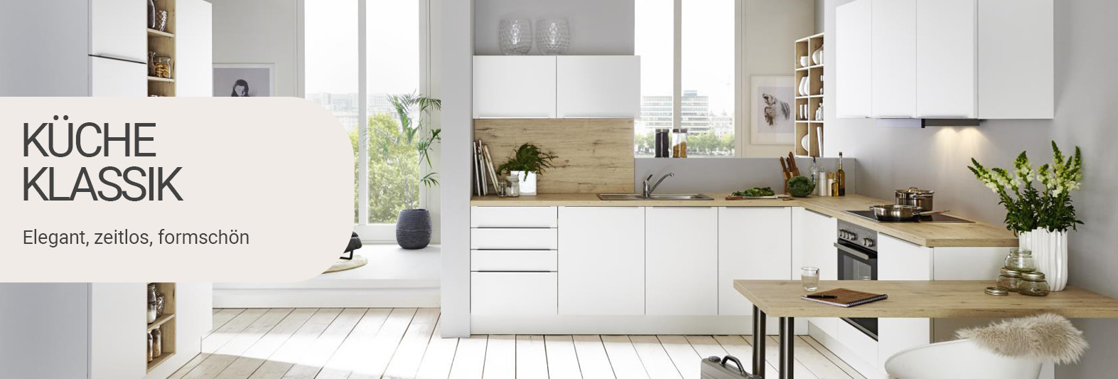 Moderne klassische Küche in Weiß mit Holzarbeitsflächen und minimalistischem Design. Links im Bild ein Textfeld mit der Aufschrift Küche Klassik – Elegant, zeitlos, formschön'. Die Küche ist ausgestattet mit Hängeschränken, offenen Regalen, einem Herd und einer Spüle. Eine Vase mit Blumen und Deko-Elemente sind auf den Arbeitsflächen platziert