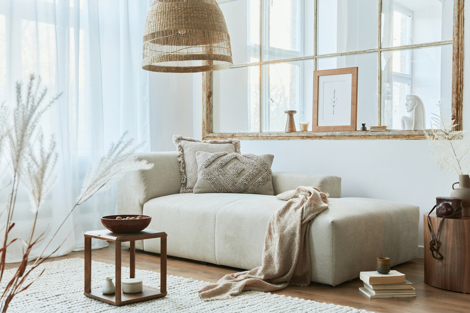 Modernes, lichtdurchflutetes Wohnzimmer im Hygge-Stil 