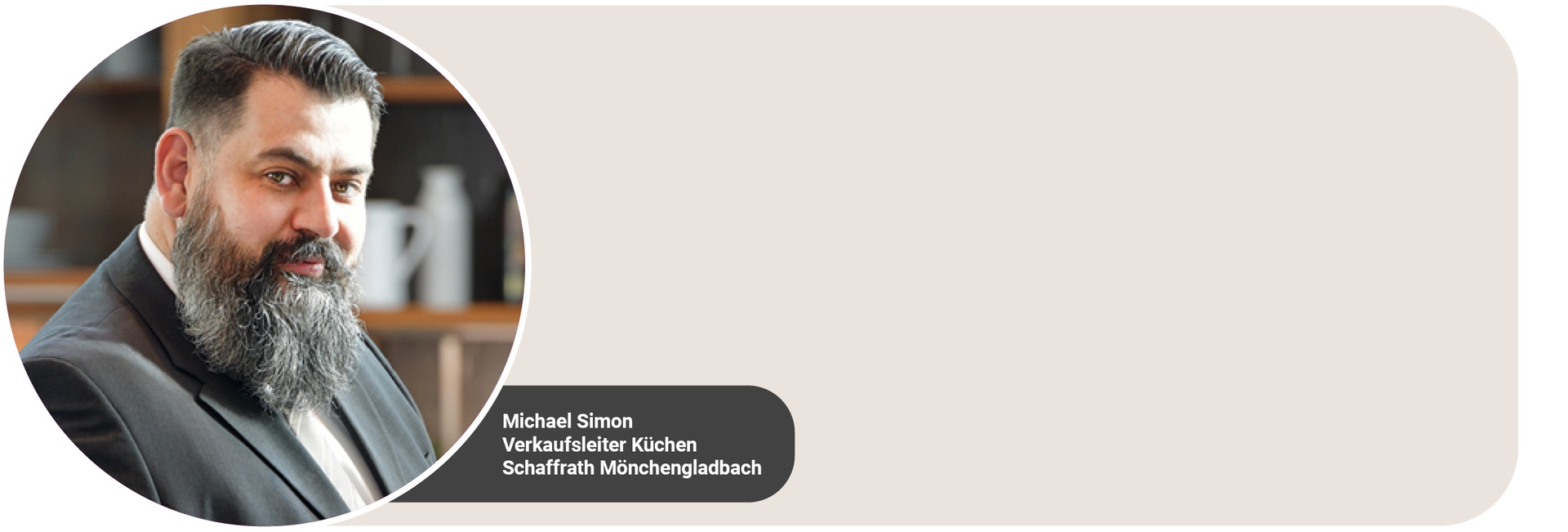 Portrait von Michael Simon, Verkaufsleiter Küchen bei Schaffrath Mönchengladbach, in einem runden Rahmen links im Bild. Rechts ist ein leerer beiger Hintergrund, der Platz für Text bietet