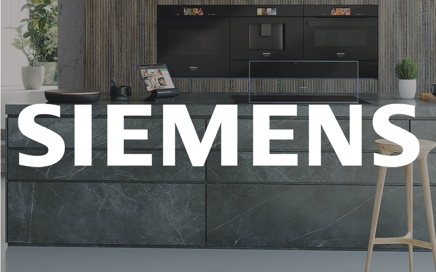 Moderne Siemens-Küche mit dunkler Steinfront, integrierten Einbaugeräten und großem Siemens-Logo im Vordergrund.