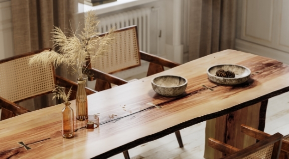 Esstisch und Stühle aus Holz mit sandfarbenen Glasvasen und getrockneten Sträuchern.