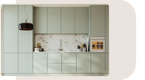 Moderne Küche mit glatten, grifflosen Schränken in einem sanften Grünton und einer Rückwand aus weißem Marmor mit grauen Adern. Rechts ist ein eingebauter Backofen zu sehen, und auf der Arbeitsfläche befinden sich Küchenutensilien. Eine dunkle Pendelleuchte ergänzt das elegante Design