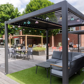 Gartensitzgruppe unter einer Pergola auf einer Ausstellungsfl&auml;che