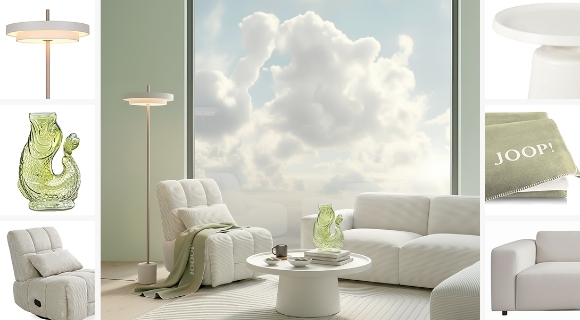 Modernes Wohnzimmer mit heller Couch, Sessel, rundem Couchtisch und gr&uuml;nen Wohnaccessoires vor gro&szlig;er Fensterfront