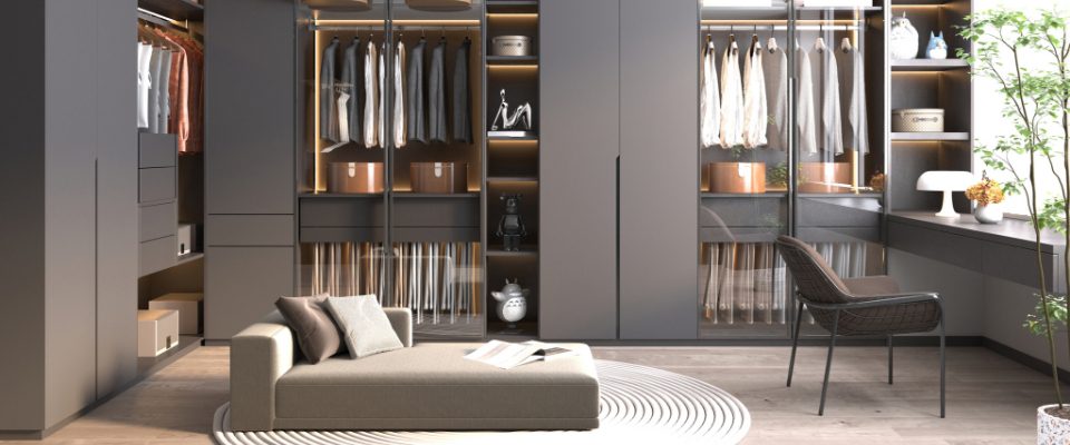 Großer, grauer moderner Kleiderschrank mit Glastüren.