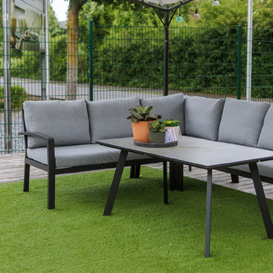 Graues Gartenecksofa mit Tisch auf Kunstrasen