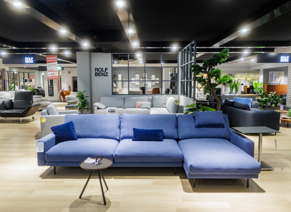 Modernes blaues Sofa von Rolf Benz ausgestellt im M&ouml;belhaus Schaffrath.