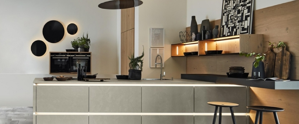 Moderne helle Küche in grau gehalten mit ausgefallenen Lampen.