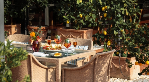 Eine Gruppe von Loungesesseln steht um einen Tisch herum, der mit Getr&auml;nken und Essen gef&uuml;llt ist.