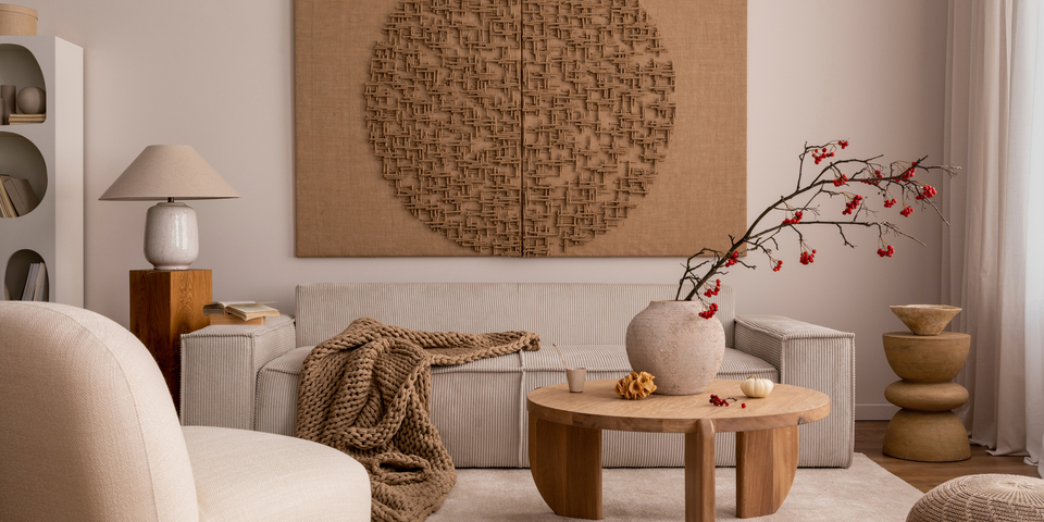 Japandi-Wohnzimmer mit Naturtönen, Holz und minimalistischer Deko