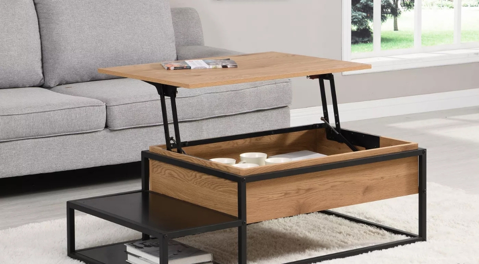 Ausklappbarer Couchtisch aus Holz vor einer grauen Couch