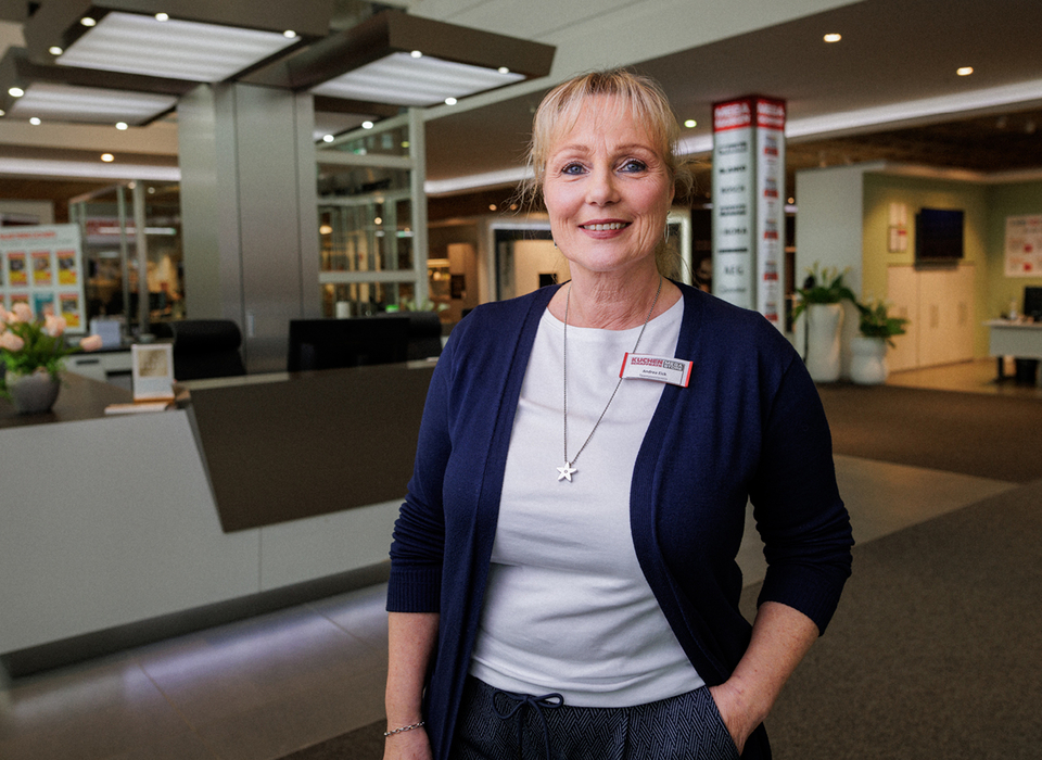 Moderne K&uuml;che mit Naturstein Arbeitsplatte Angebot