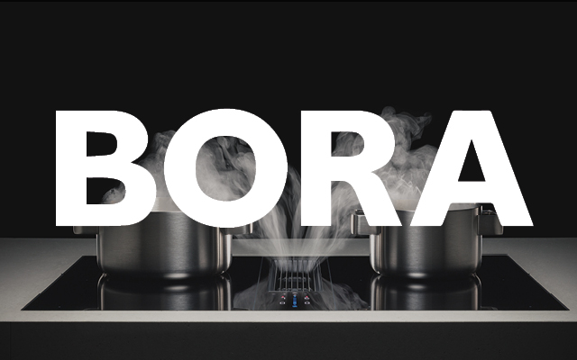 Modernes BORA-Kochfeld mit integriertem Dunstabzug, auf dem zwei dampfende Kochtöpfe stehen, mit großem BORA-Logo im Vordergrund.