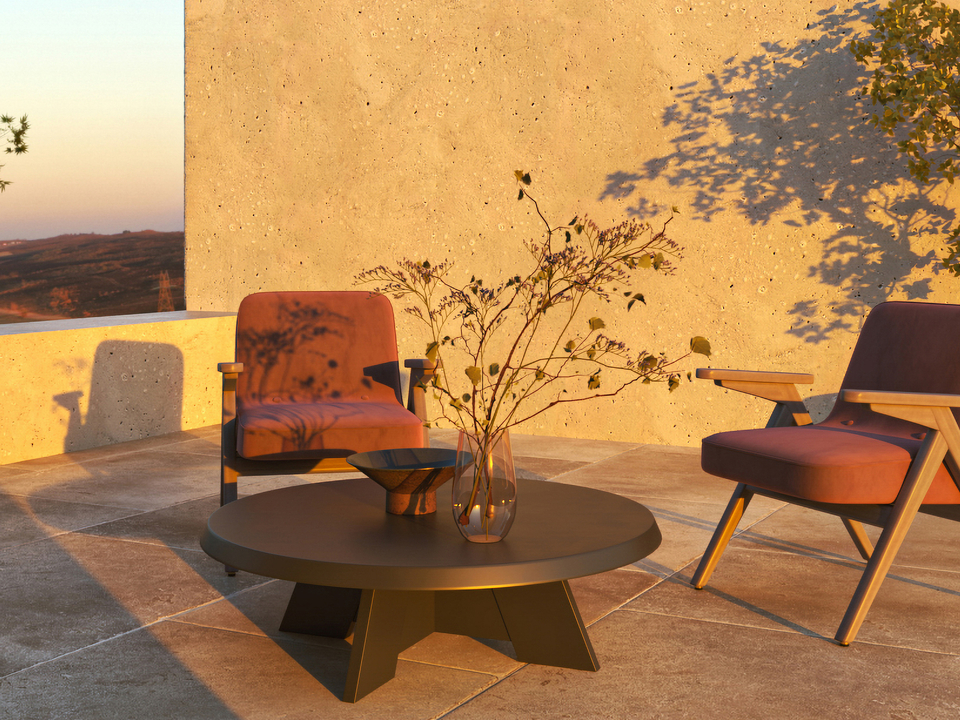 Japandi-inspirierte Terrasse mit Holzsesseln und runder Tischdeko