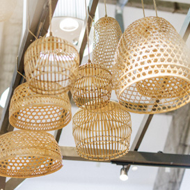 verschiedene Korblampen die von der Decke h&auml;ngen