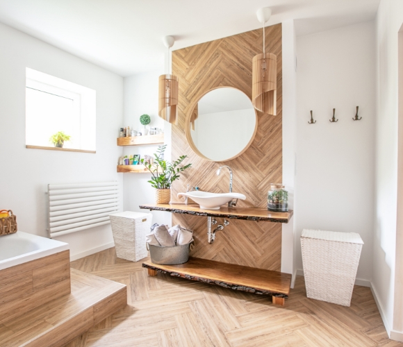 Helles Boho-Badezimmer mit Holzdetails, Pflanzen und natürlichen Materialien