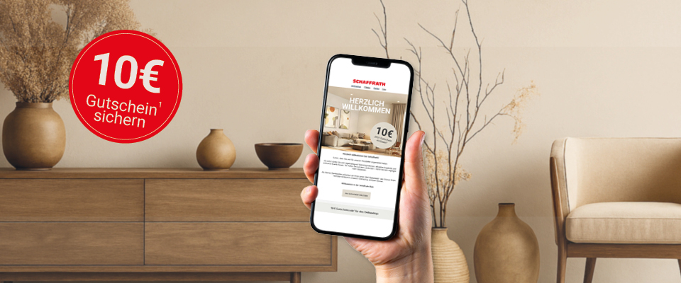 Frau nutzt Smartphone-Gutschein mit 10 € Rabattangebot auf einer Couch