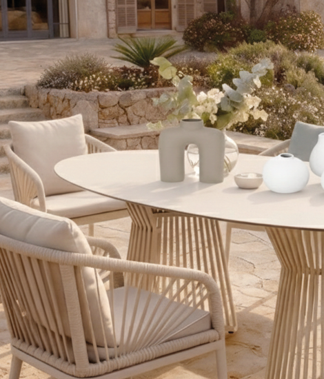 Accessoires auf einem Gartentisch, geschwungene Vasen in organischen Formen