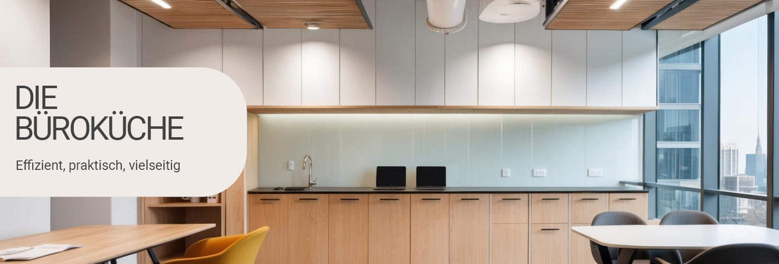 Moderne Büroküche mit hellen Holzschränken und einer minimalistischen Gestaltung. Links im Bild ein Textfeld mit der Aufschrift Die Büroküche – Effizient, praktisch, vielseitig'. Die Küche verfügt über eine Arbeitsplatte mit zwei Laptops und ist von großen Fenstern umgeben, die einen Ausblick auf die Stadt bieten. Die Decke ist mit Holzpaneelen und modernen Beleuchtungselementen gestaltet