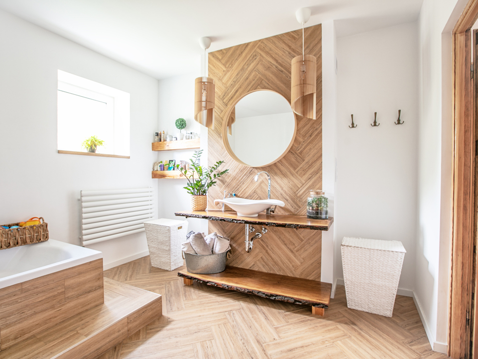 Helles Boho-Badezimmer mit Holzdetails, Pflanzen und natürlichen Materialien