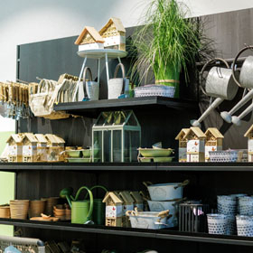 verschiedene Gartendeko auf Regalbrettern