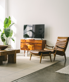 Helles Wohnzimmer mit Naturtönen und Holzmöbeln.