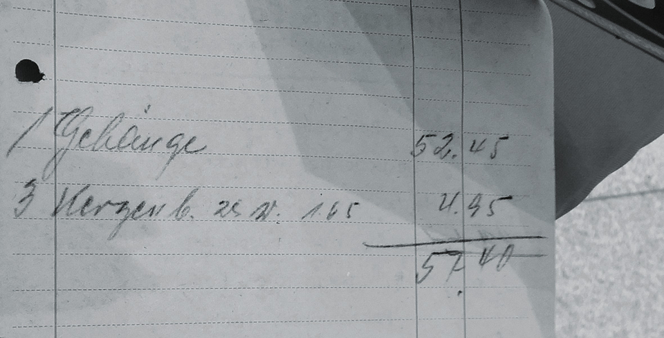 Das Bild zeigt ein historisches Schwarzwei&szlig;foto eines gro&szlig;en M&ouml;belhauses mit der Aufschrift &bdquo;Schaffrath&ldquo;. Vor dem mehrst&ouml;ckigen Geb&auml;ude befindet sich ein Parkplatz mit zahlreichen abgestellten Autos sowie eine mehrspurige Stra&szlig;e im Vordergrund. Mehrere Fahnenmasten stehen vor dem Eingangsbereich des Geb&auml;udes. Die Aufnahme vermittelt einen Eindruck der damaligen Architektur und des Umfelds des Wohnkaufhauses.