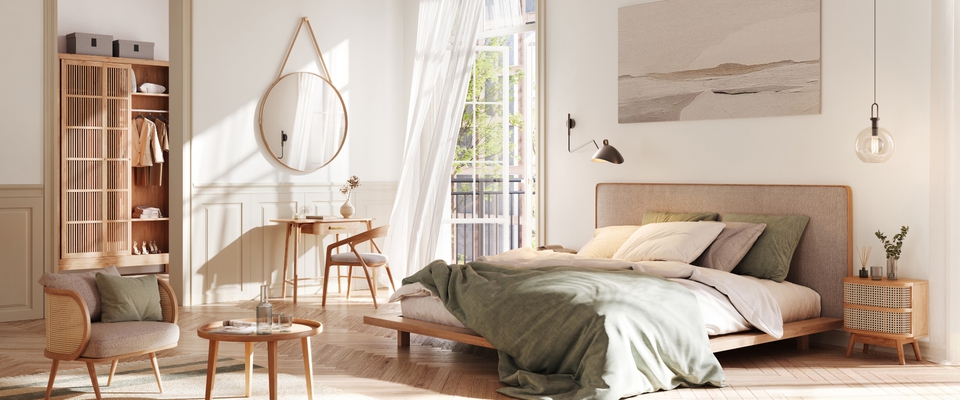 Helles Schlafzimmer im Japandi-Stil mit Naturtönen und Holzmöbeln.