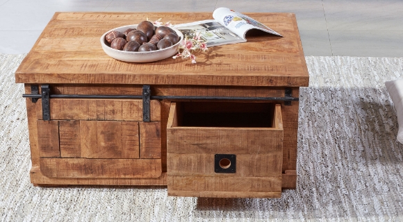 Massiver Couchtisch aus Holz mit großen Schubladen