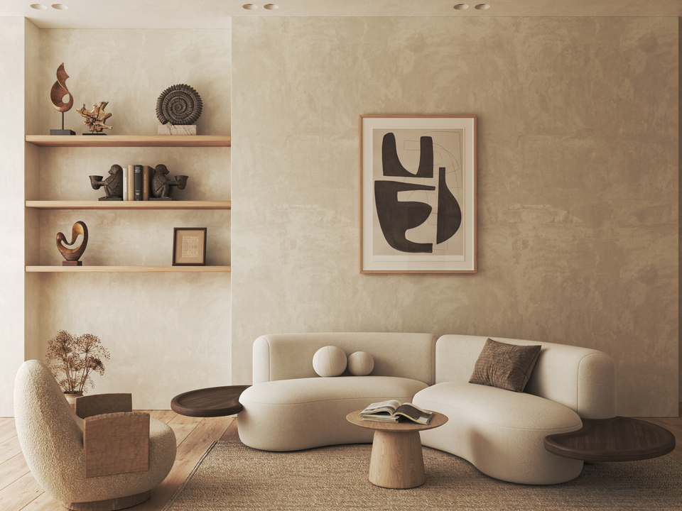 Helles Japandi-Wohnzimmer mit organischem Sofa und Wanddeko