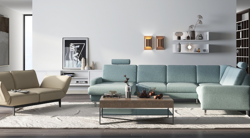 Helles Wohnzimmer mit blauem und beigem Sofa, in der Mitte ein eckiger Couchtisch
