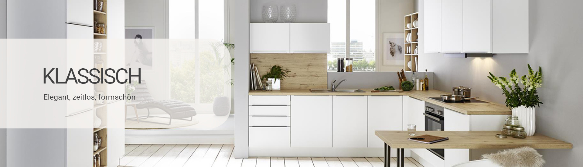 Moderne klassische Küche in Weiß mit Holzarbeitsflächen und minimalistischem Design. Links im Bild ein Textfeld mit der Aufschrift Klassisch – Elegant, zeitlos, formschön'. Die Küche ist ausgestattet mit Hängeschränken, offenen Regalen, einem Herd und einer Spüle. Eine Vase mit Blumen und Deko-Elemente sind auf den Arbeitsflächen platziert.