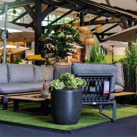 Gartensofa in einer Gartenausstellung