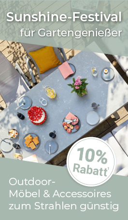 Geschmückter Gartentisch mit Blumen, Tellern & Accessoires