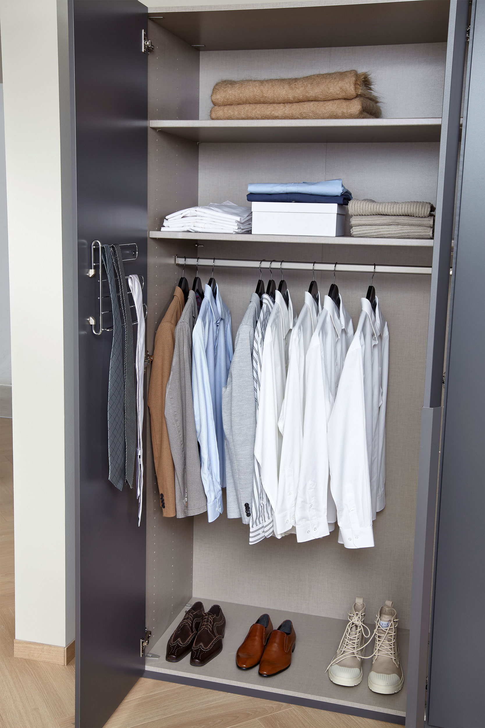 Drehtürenschrank image number null