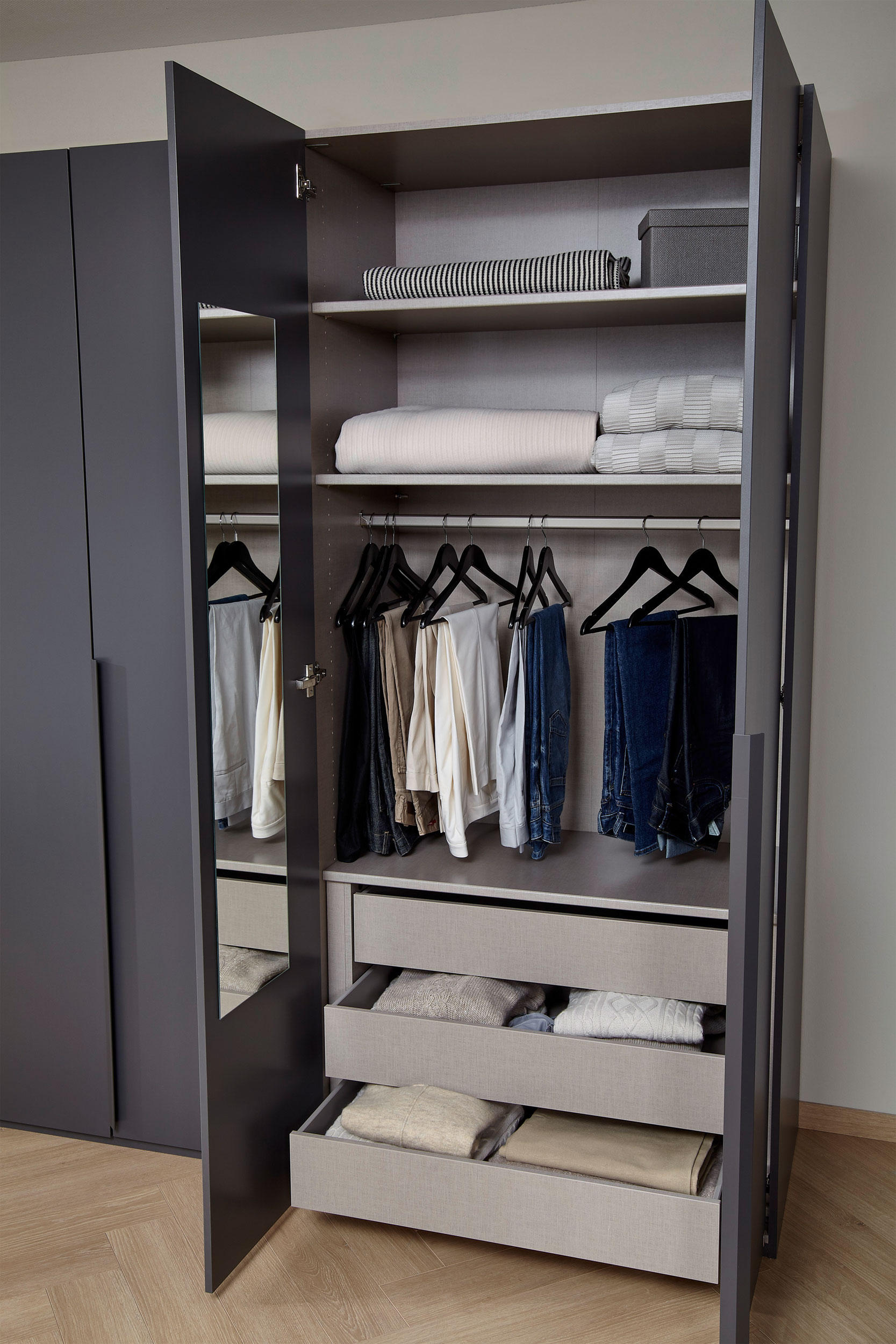 Drehtürenschrank image number null
