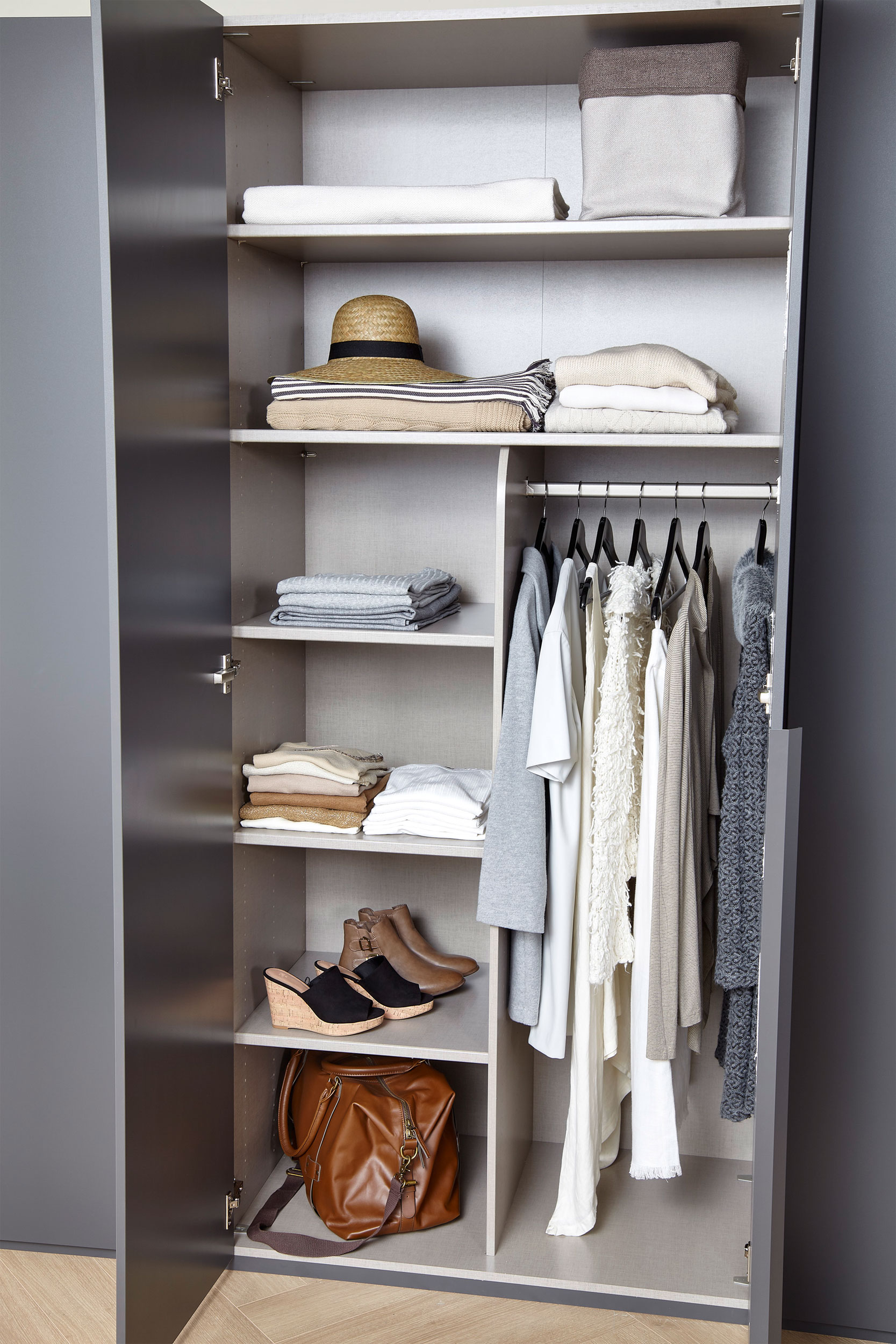 Drehtürenschrank image number null