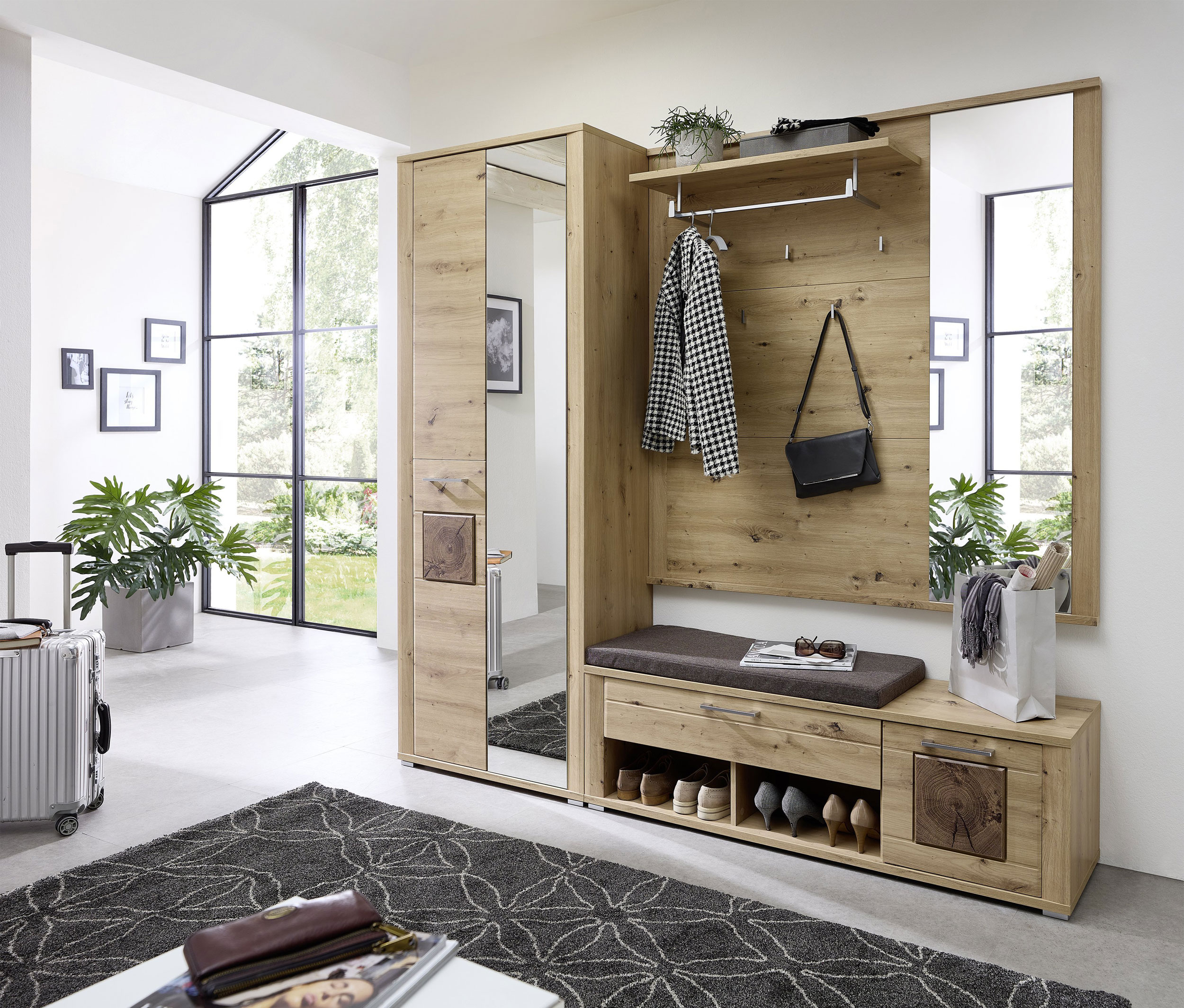 Garderobenschrank image number null